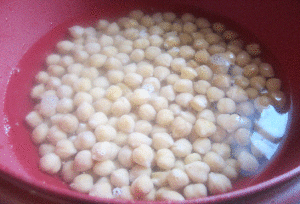 soaking chickpeas