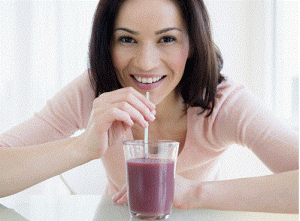 WOMAN DRINKING SMOOTHIE